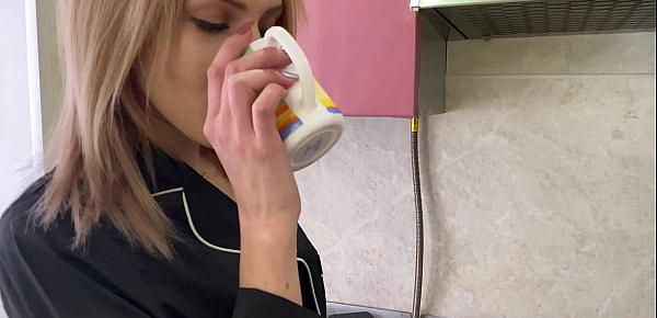  EARLY IN THE MORNING, THE BLONDE DECIDED TO MASTURBATE OVER A CUP OF COFFEE